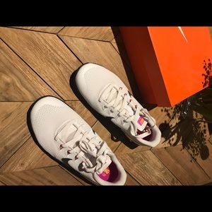 Nike Metcon 4 white/ Black/ Fuchsia Blast Size 7